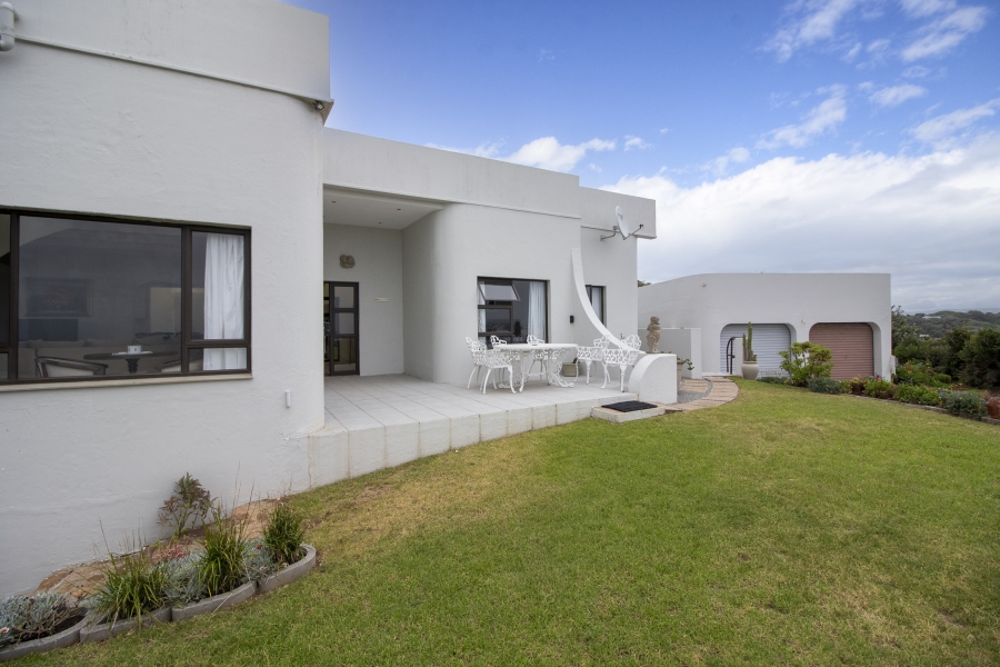 6 Bedroom Property for Sale in West Beach Eastern Cape